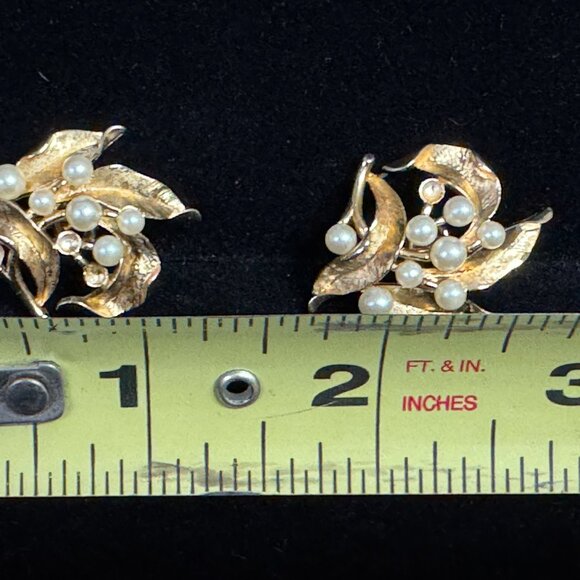 Vintage Crown Trifari Brushed Gold Tone Floral Brooch & Earrings Faux  Pearls - Picture 14 of 14